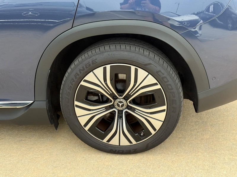 Mercedes-Benz EQE Vehicle Full-screen Gallery Image 09