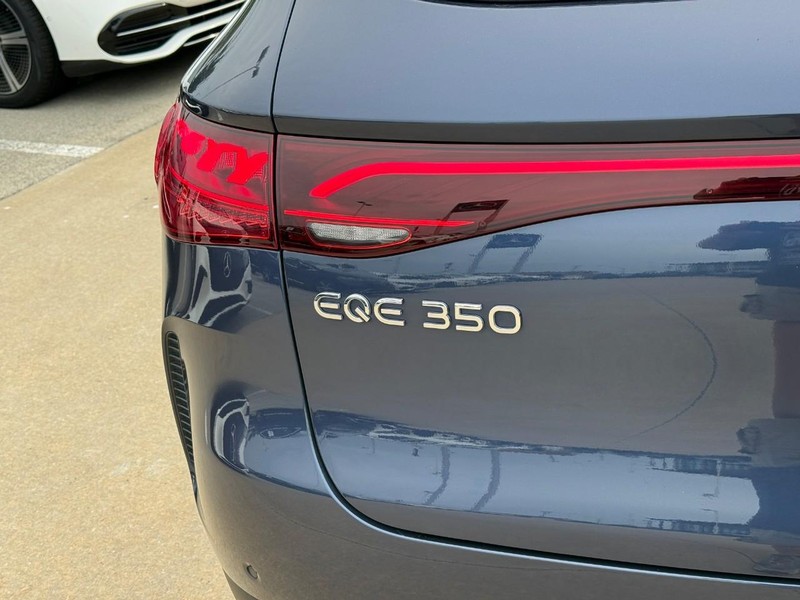 Mercedes-Benz EQE Vehicle Full-screen Gallery Image 10