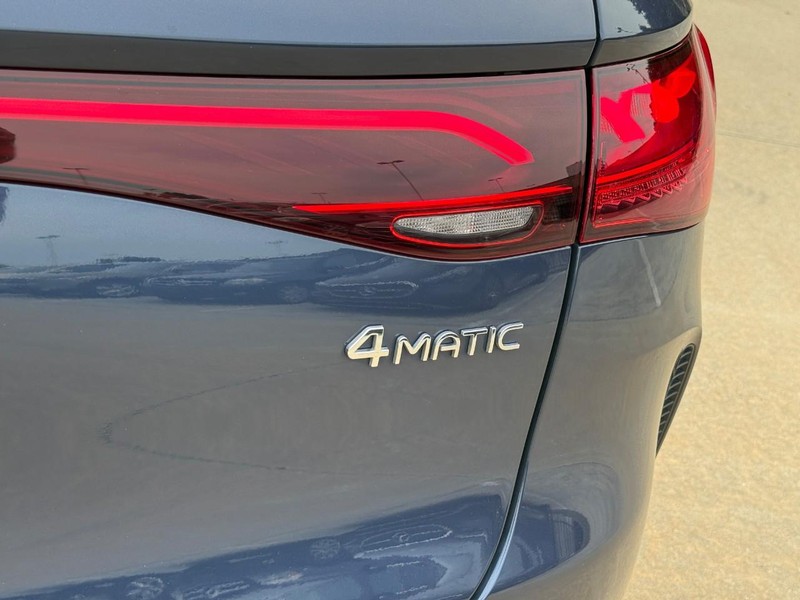 Mercedes-Benz EQE Vehicle Full-screen Gallery Image 11