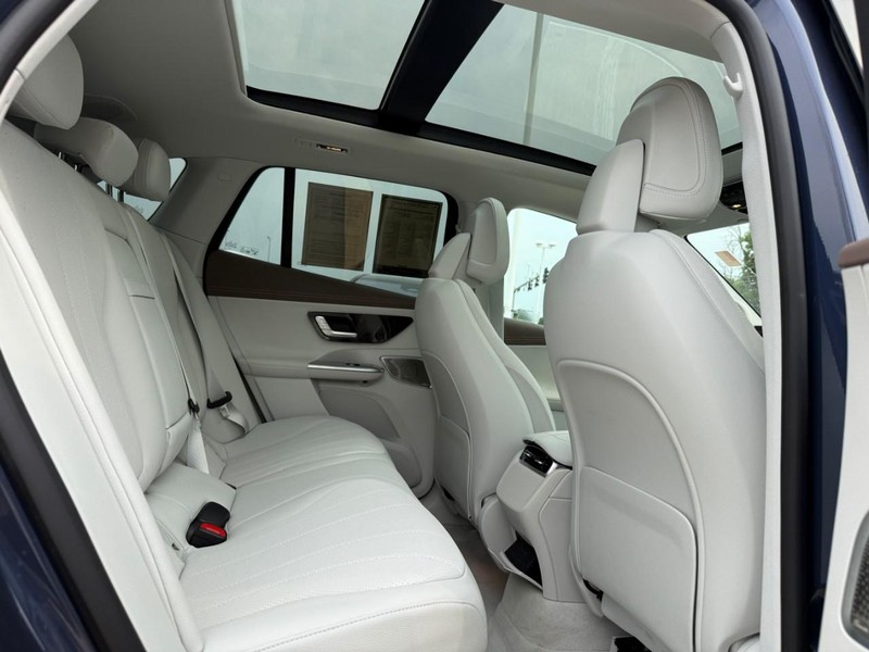 Mercedes-Benz EQE Vehicle Full-screen Gallery Image 12