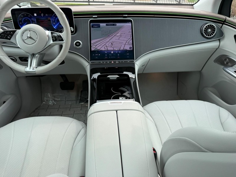 Mercedes-Benz EQE Vehicle Full-screen Gallery Image 13