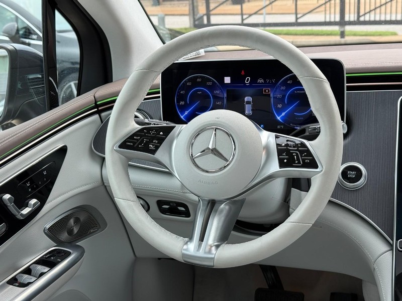Mercedes-Benz EQE Vehicle Full-screen Gallery Image 14