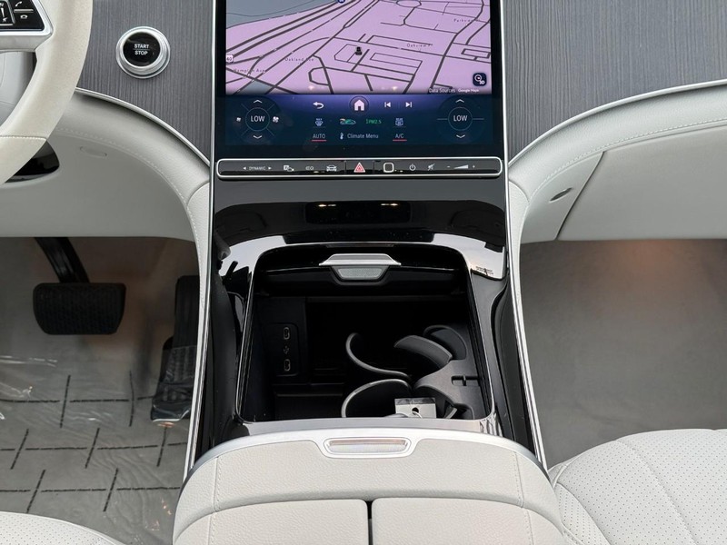 Mercedes-Benz EQE Vehicle Full-screen Gallery Image 16