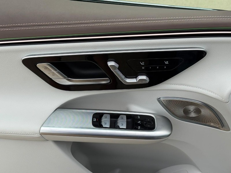 Mercedes-Benz EQE Vehicle Full-screen Gallery Image 17