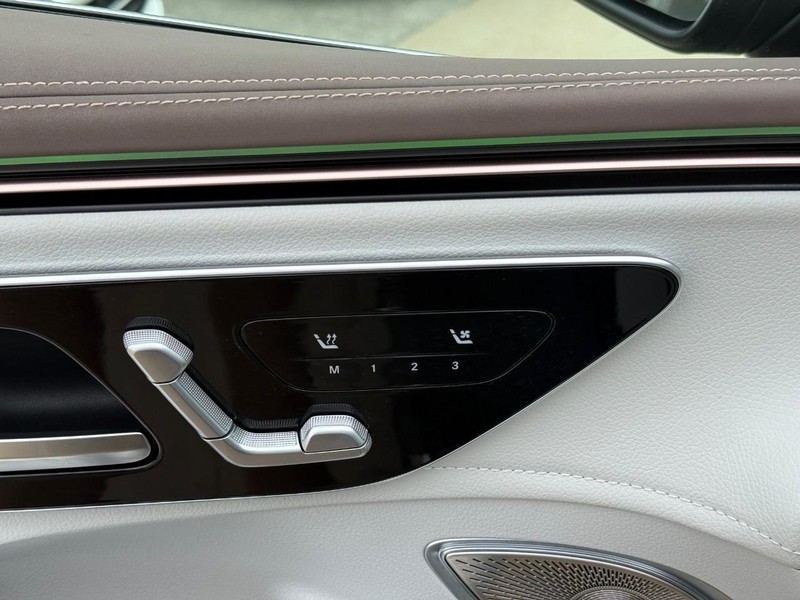 Mercedes-Benz EQE Vehicle Full-screen Gallery Image 18