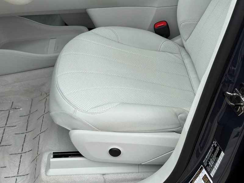 Mercedes-Benz EQE Vehicle Full-screen Gallery Image 19