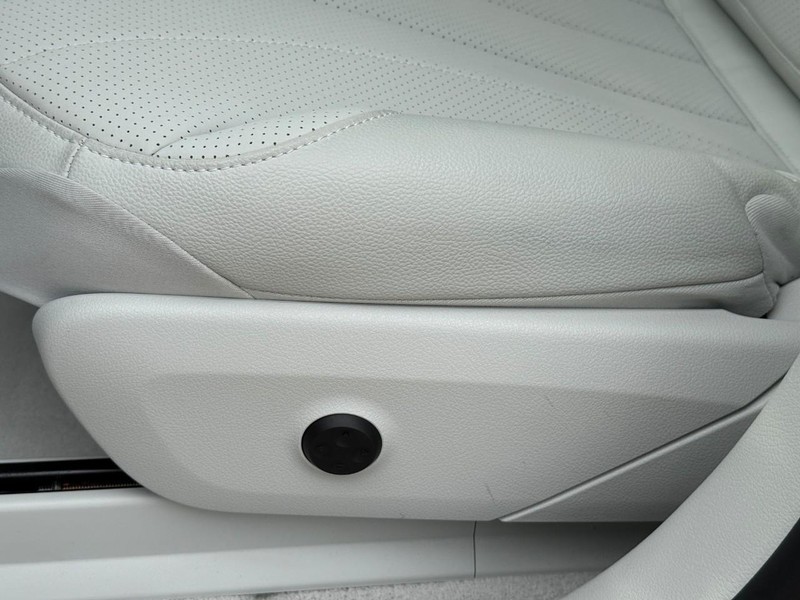 Mercedes-Benz EQE Vehicle Full-screen Gallery Image 20