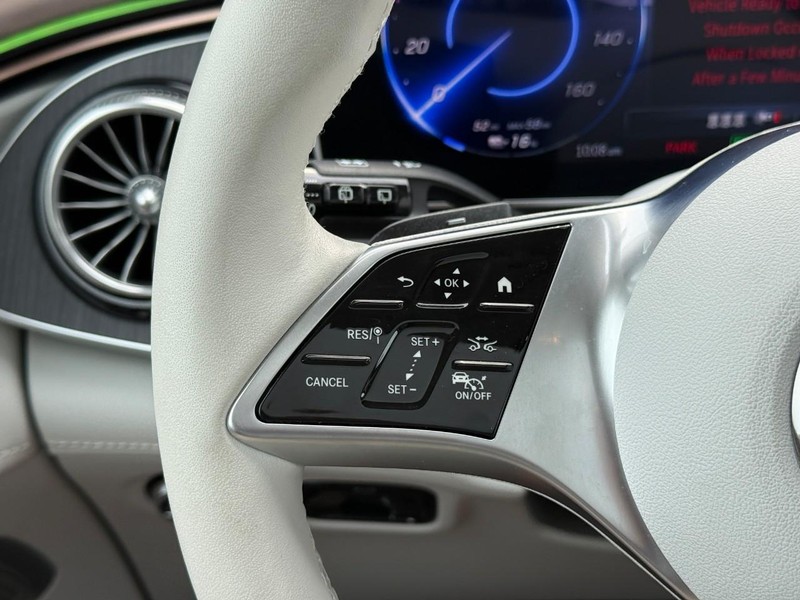 Mercedes-Benz EQE Vehicle Full-screen Gallery Image 21