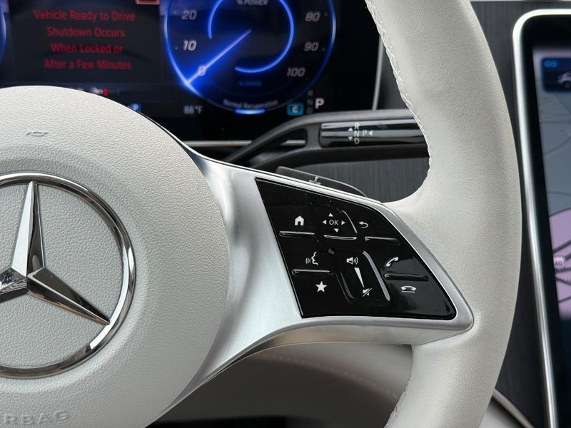 Mercedes-Benz EQE Vehicle Full-screen Gallery Image 22