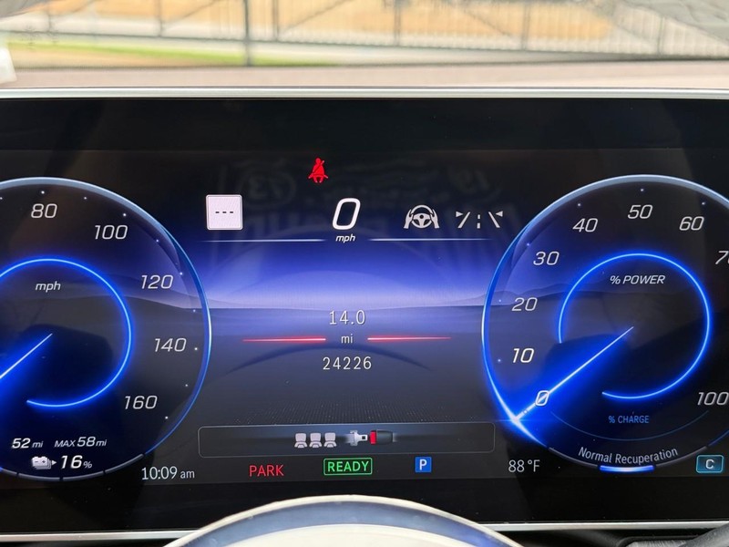 Mercedes-Benz EQE Vehicle Full-screen Gallery Image 23