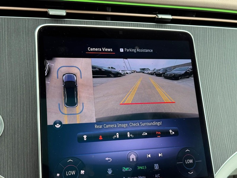 Mercedes-Benz EQE Vehicle Full-screen Gallery Image 24