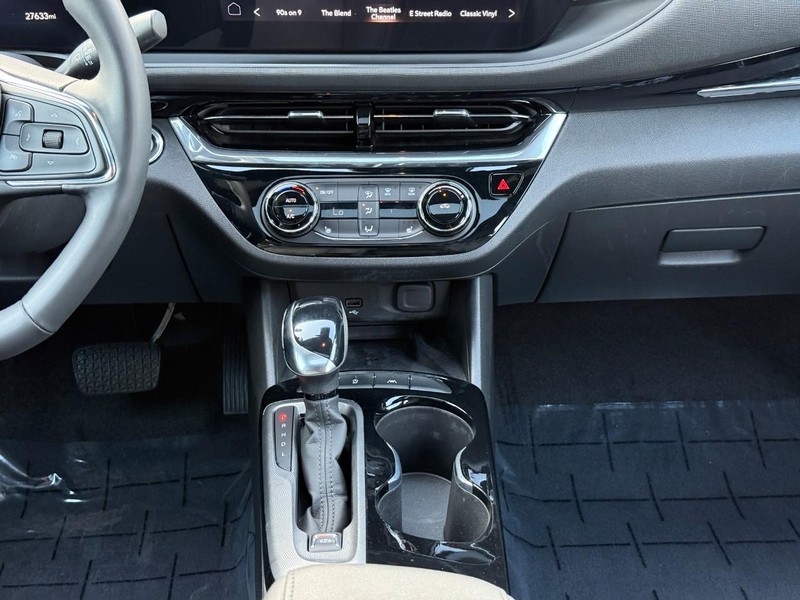 Buick Envista Vehicle Full-screen Gallery Image 14