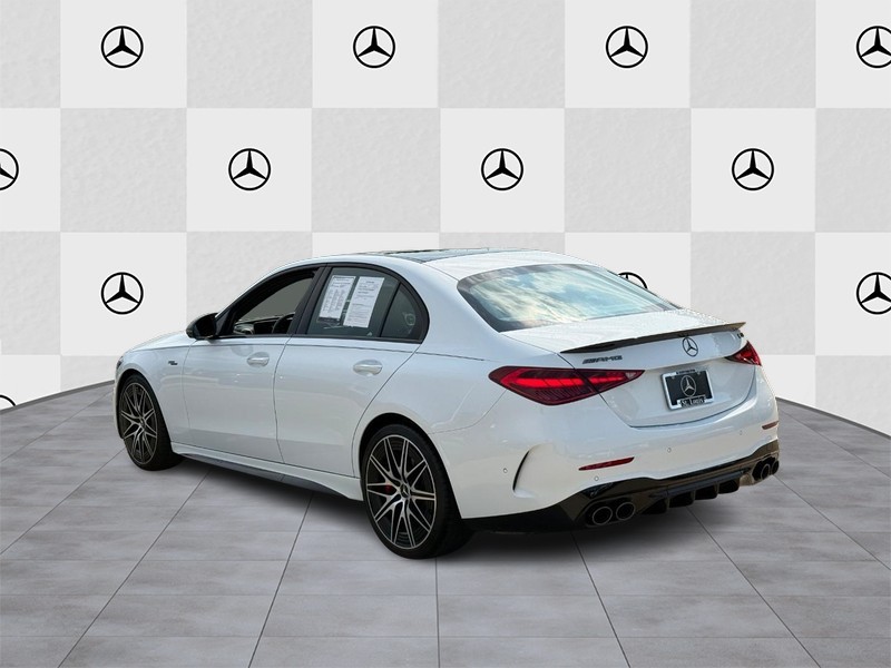 Mercedes-Benz C-Class Vehicle Full-screen Gallery Image 3