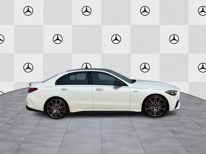 Mercedes-Benz C-Class Vehicle Full-screen Gallery Image 5