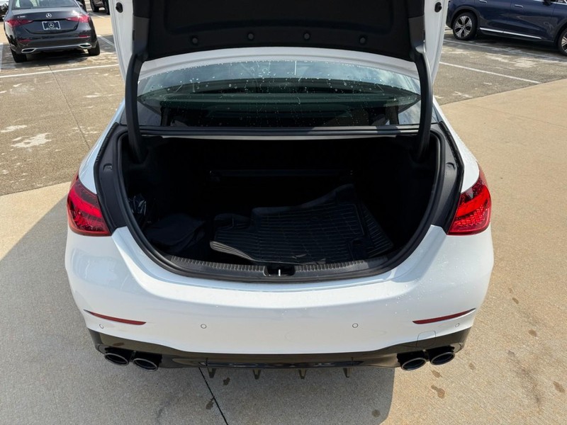 Mercedes-Benz C-Class Vehicle Full-screen Gallery Image 8
