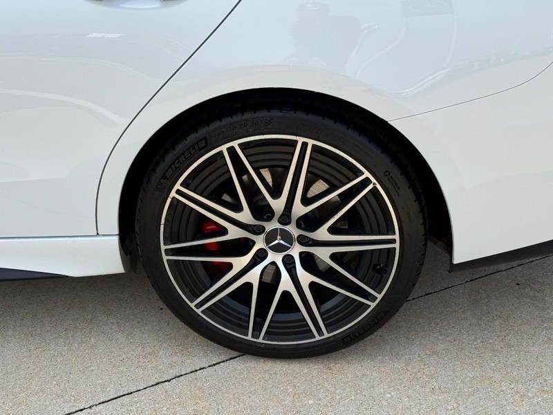 Mercedes-Benz C-Class Vehicle Full-screen Gallery Image 9