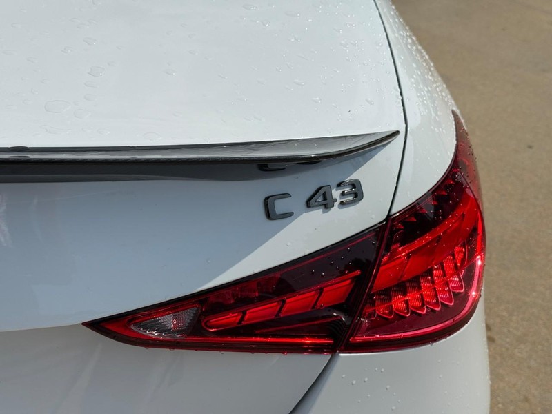 Mercedes-Benz C-Class Vehicle Full-screen Gallery Image 10