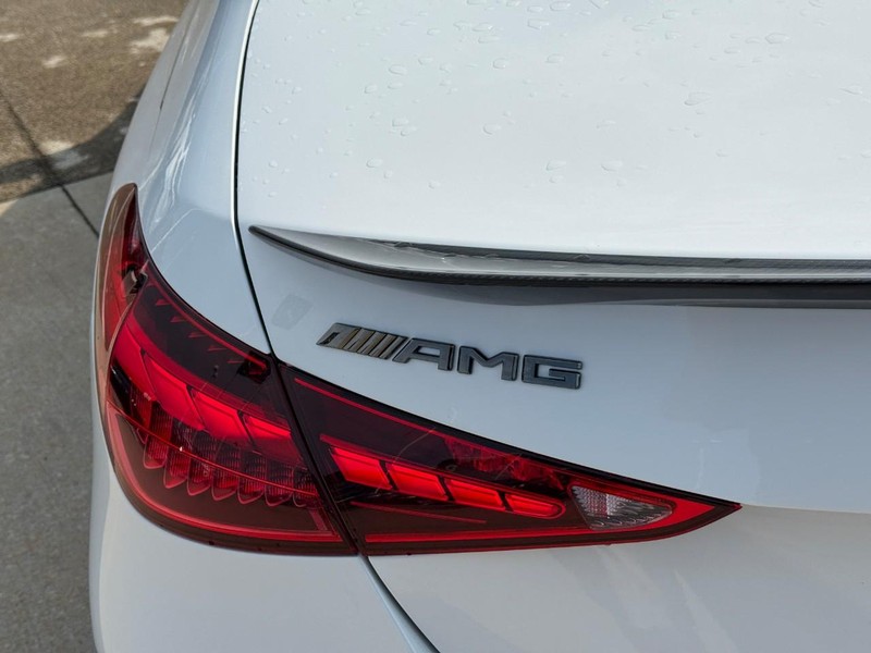 Mercedes-Benz C-Class Vehicle Full-screen Gallery Image 11