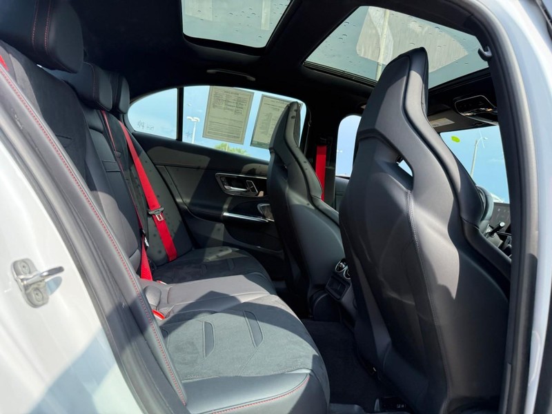 Mercedes-Benz C-Class Vehicle Full-screen Gallery Image 12