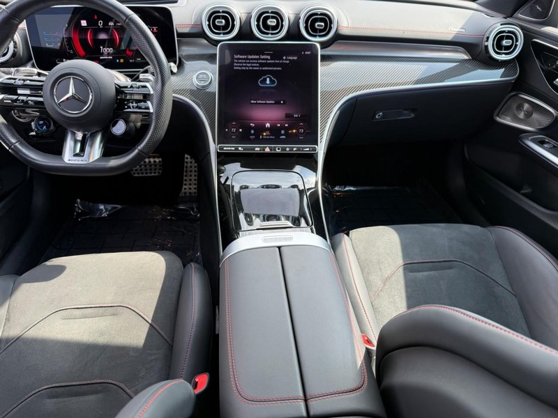 Mercedes-Benz C-Class Vehicle Full-screen Gallery Image 13