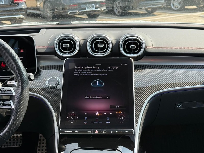 Mercedes-Benz C-Class Vehicle Full-screen Gallery Image 15