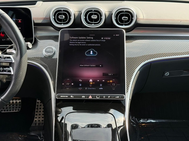 Mercedes-Benz C-Class Vehicle Full-screen Gallery Image 16