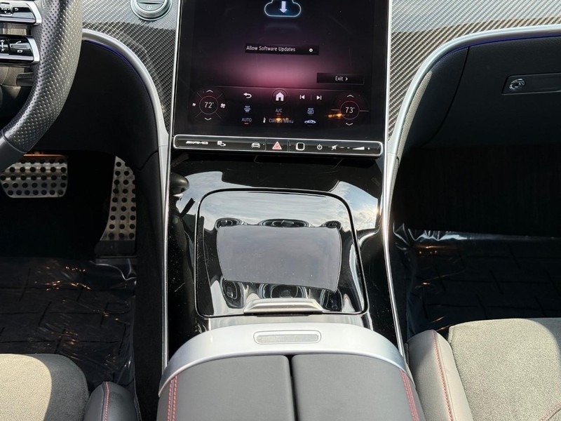 Mercedes-Benz C-Class Vehicle Full-screen Gallery Image 17