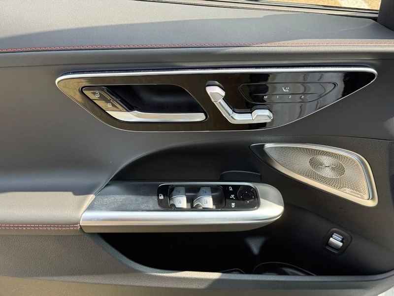 Mercedes-Benz C-Class Vehicle Full-screen Gallery Image 18