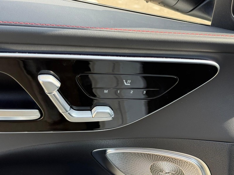 Mercedes-Benz C-Class Vehicle Full-screen Gallery Image 19