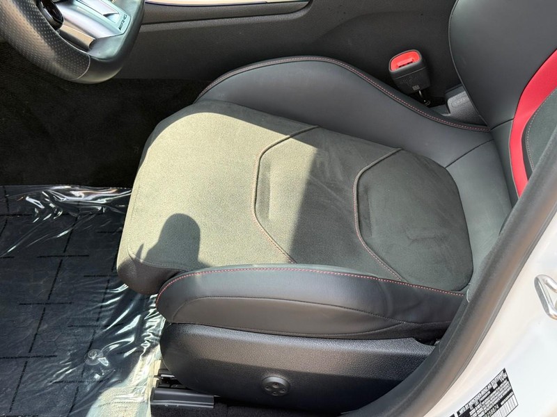 Mercedes-Benz C-Class Vehicle Full-screen Gallery Image 20