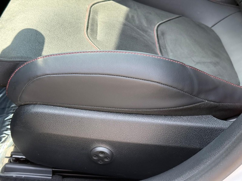 Mercedes-Benz C-Class Vehicle Full-screen Gallery Image 21
