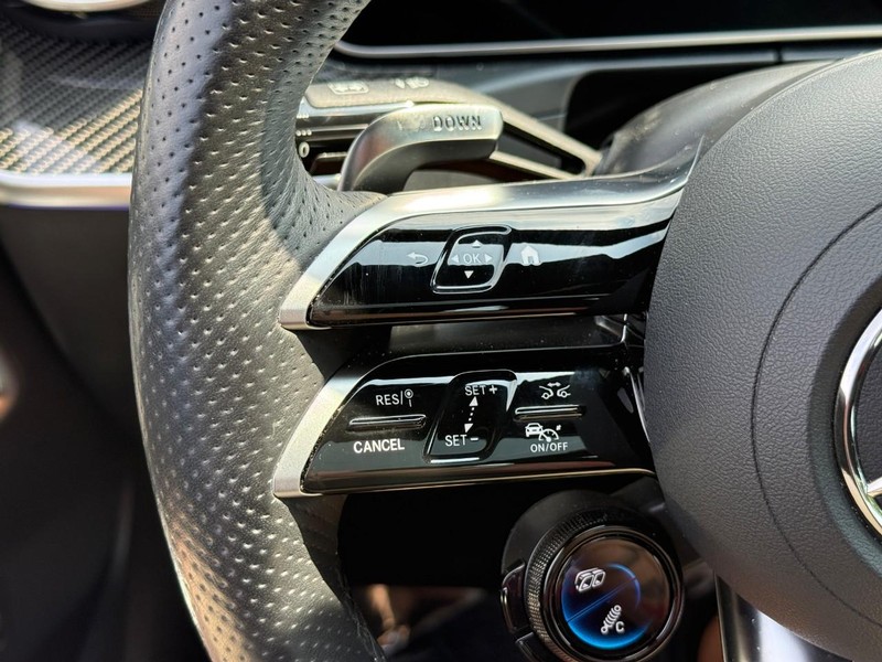 Mercedes-Benz C-Class Vehicle Full-screen Gallery Image 22