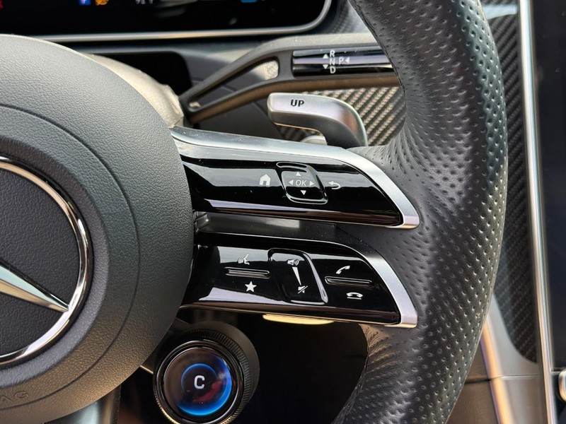 Mercedes-Benz C-Class Vehicle Full-screen Gallery Image 23
