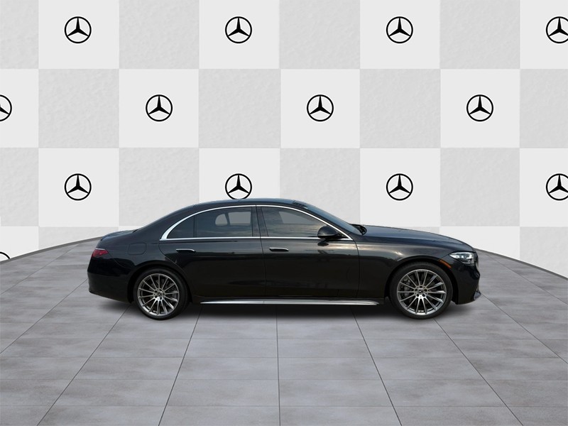 Mercedes-Benz S-Class Vehicle Full-screen Gallery Image 2