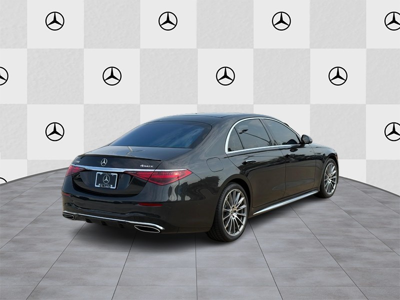 Mercedes-Benz S-Class Vehicle Full-screen Gallery Image 3
