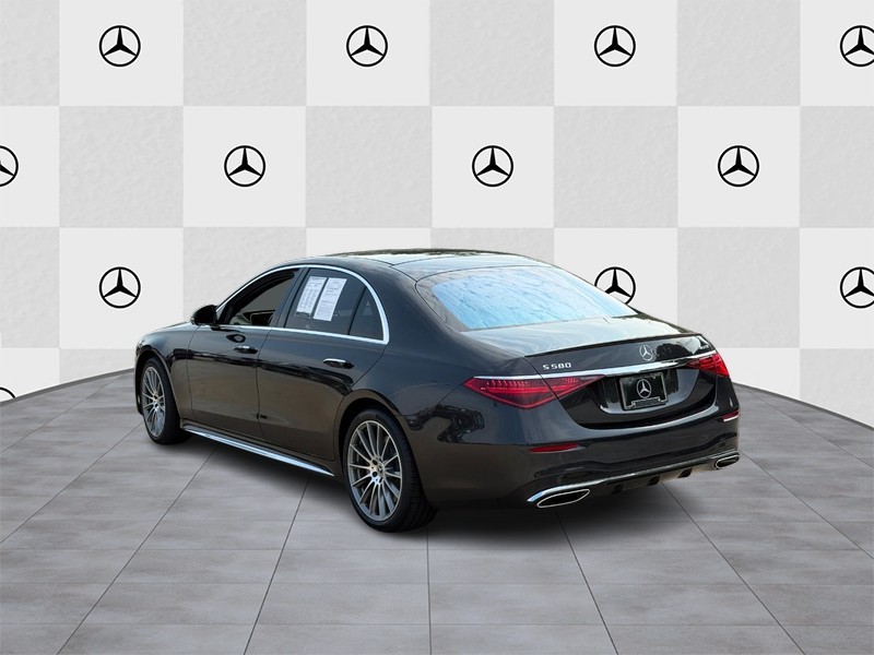 Mercedes-Benz S-Class Vehicle Full-screen Gallery Image 4