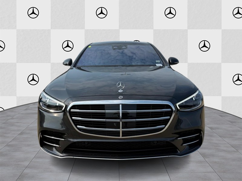 Mercedes-Benz S-Class Vehicle Full-screen Gallery Image 5