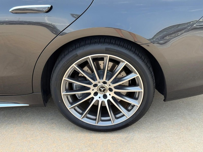Mercedes-Benz S-Class Vehicle Full-screen Gallery Image 9