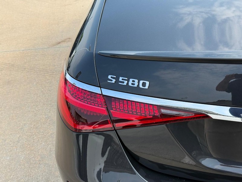 Mercedes-Benz S-Class Vehicle Full-screen Gallery Image 10
