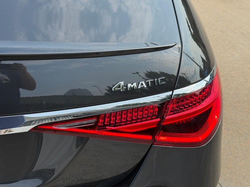 Mercedes-Benz S-Class Vehicle Full-screen Gallery Image 11