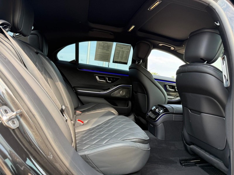 Mercedes-Benz S-Class Vehicle Full-screen Gallery Image 12