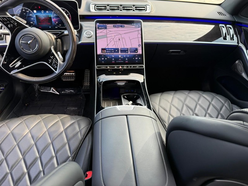 Mercedes-Benz S-Class Vehicle Full-screen Gallery Image 13
