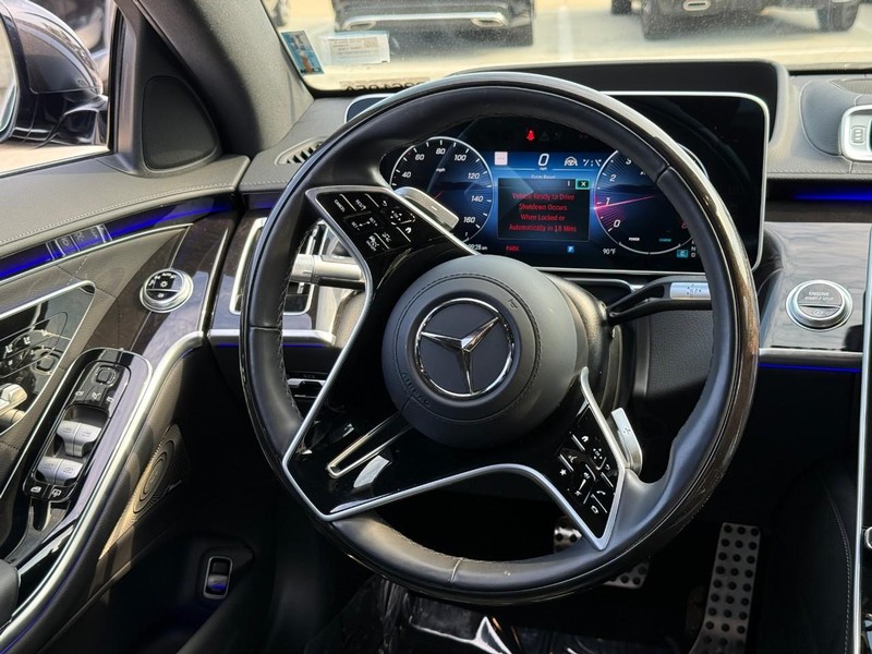 Mercedes-Benz S-Class Vehicle Full-screen Gallery Image 14