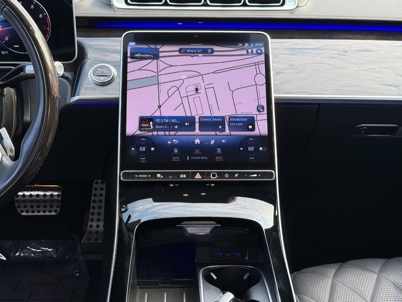 Mercedes-Benz S-Class Vehicle Full-screen Gallery Image 16