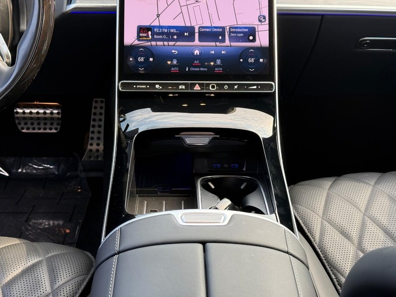 Mercedes-Benz S-Class Vehicle Full-screen Gallery Image 17