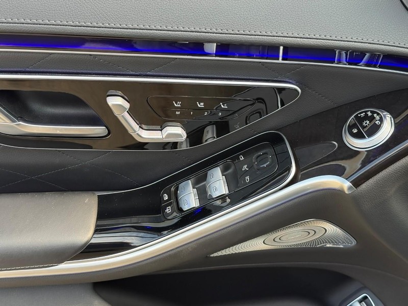 Mercedes-Benz S-Class Vehicle Full-screen Gallery Image 18