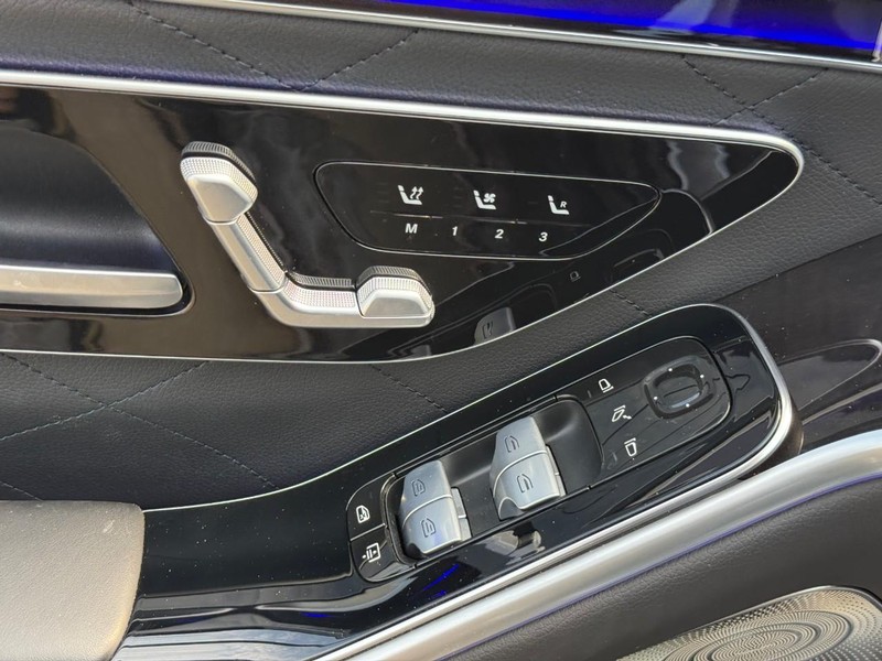 Mercedes-Benz S-Class Vehicle Full-screen Gallery Image 19