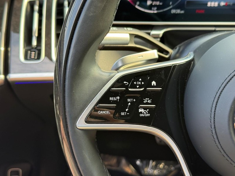 Mercedes-Benz S-Class Vehicle Full-screen Gallery Image 21