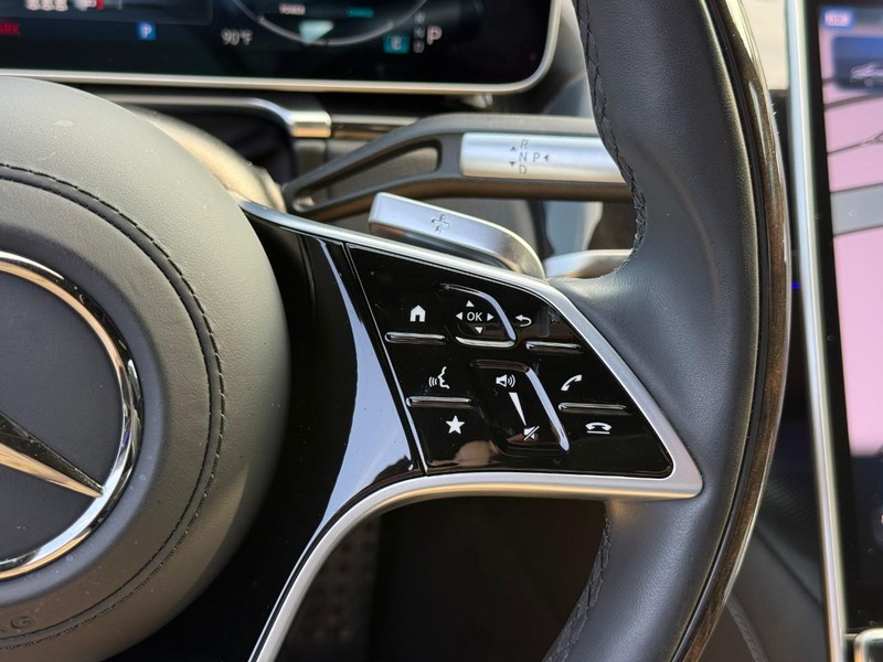Mercedes-Benz S-Class Vehicle Full-screen Gallery Image 22