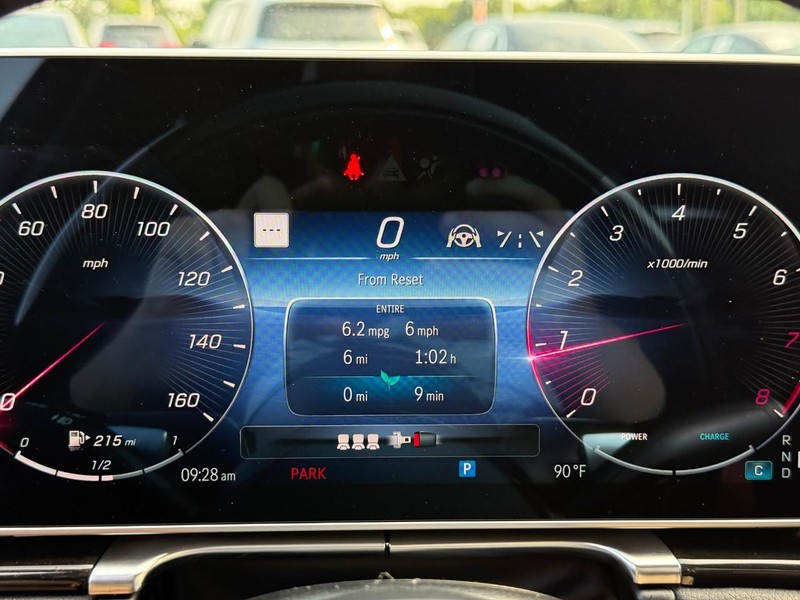 Mercedes-Benz S-Class Vehicle Full-screen Gallery Image 23